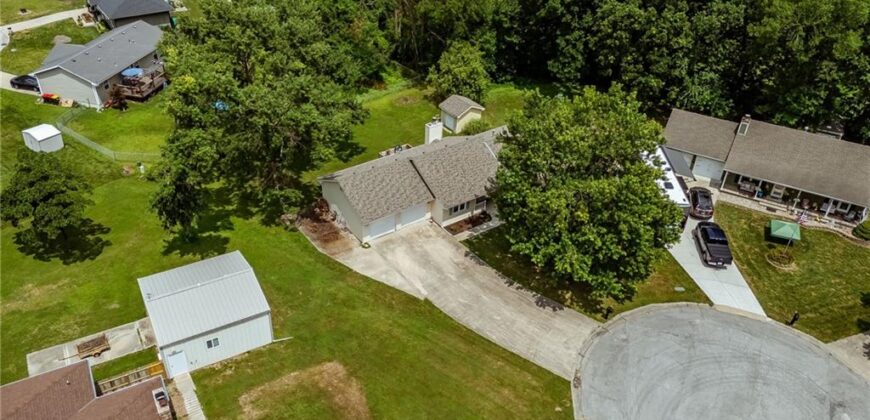 402 E 16th Street Circle, Kearney, MO 64060