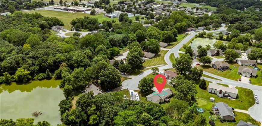 402 E 16th Street Circle, Kearney, MO 64060