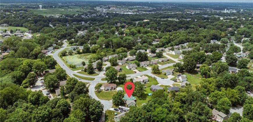 402 E 16th Street Circle, Kearney, MO 64060
