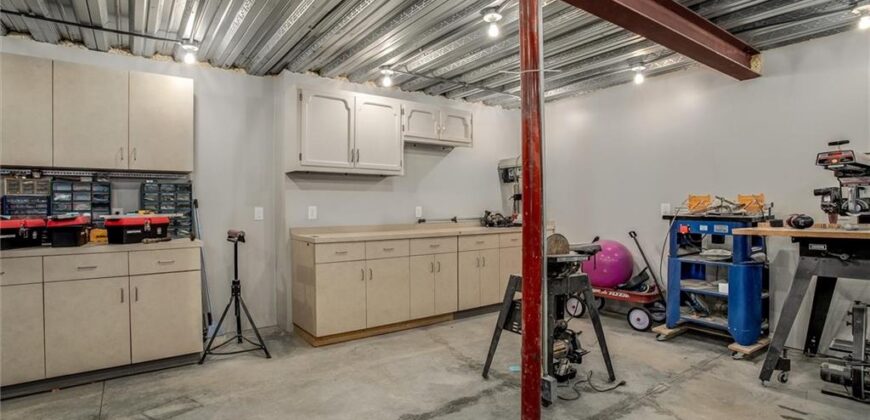 10208 N Farley Avenue, Kansas City, MO 64157