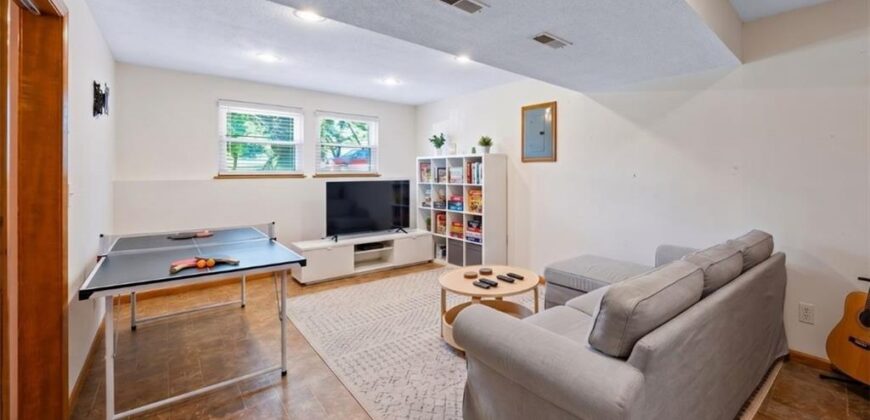 8806 NE 73rd Street, Kansas City, MO 64158