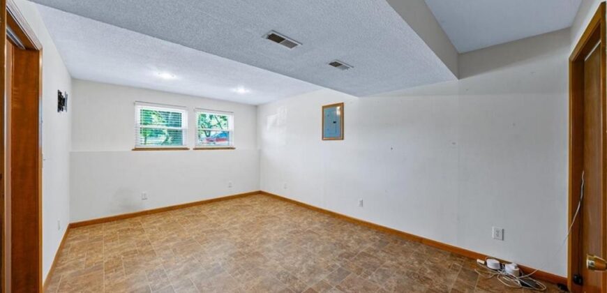 8806 NE 73rd Street, Kansas City, MO 64158