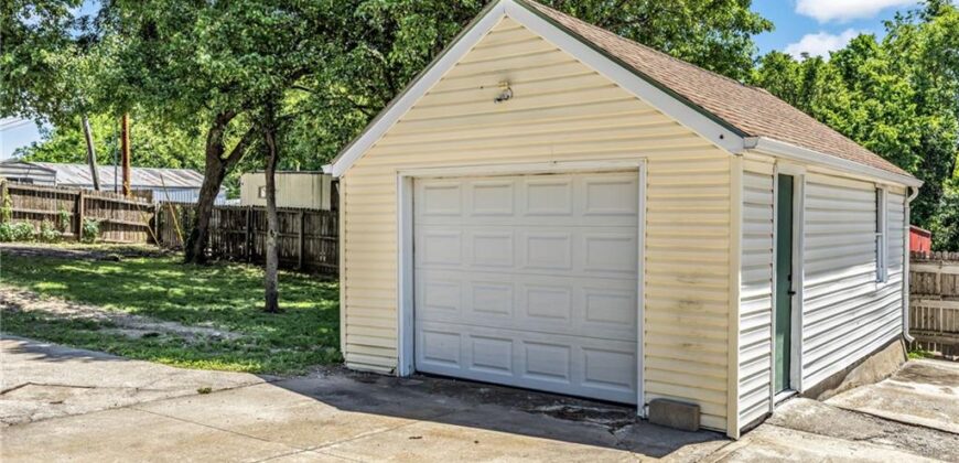 8205 Rose Street, Pleasant Valley, MO 64068