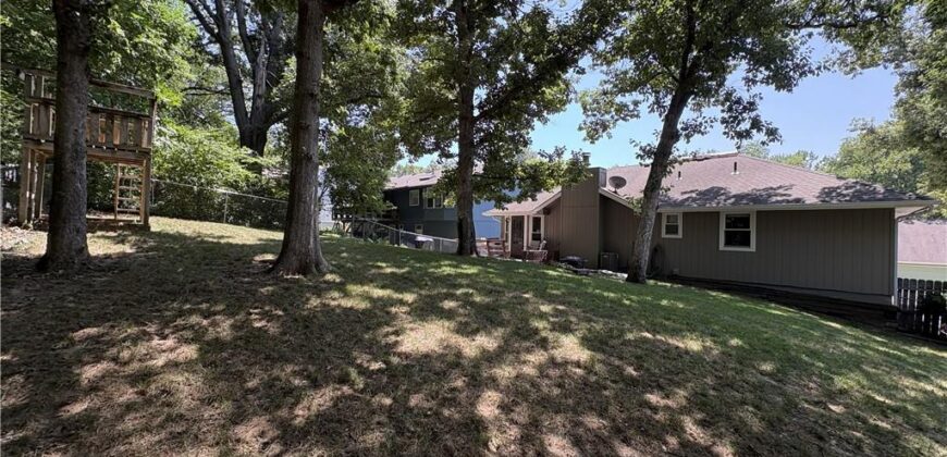 10240 NW 57th Terrace, Parkville, MO 64152