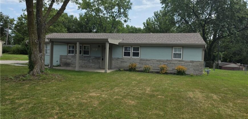 8109 N Summit Road, Kansas City, MO 64118