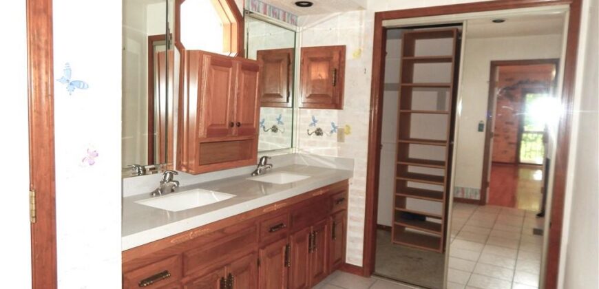 306 LAKESIDE Drive, Liberty, MO 64068