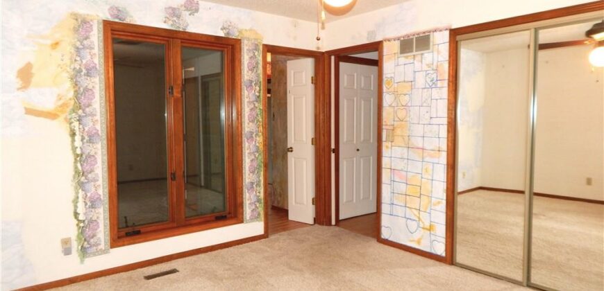 306 LAKESIDE Drive, Liberty, MO 64068