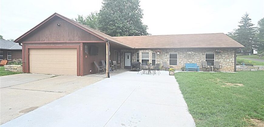 11 Sandy Circle, Dearborn, MO 64439