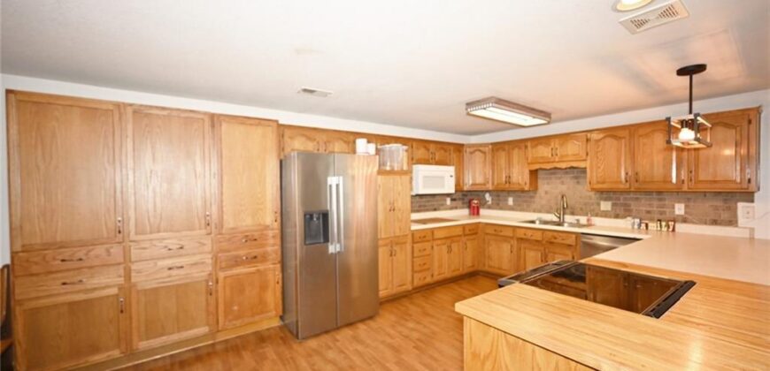 11 Sandy Circle, Dearborn, MO 64439