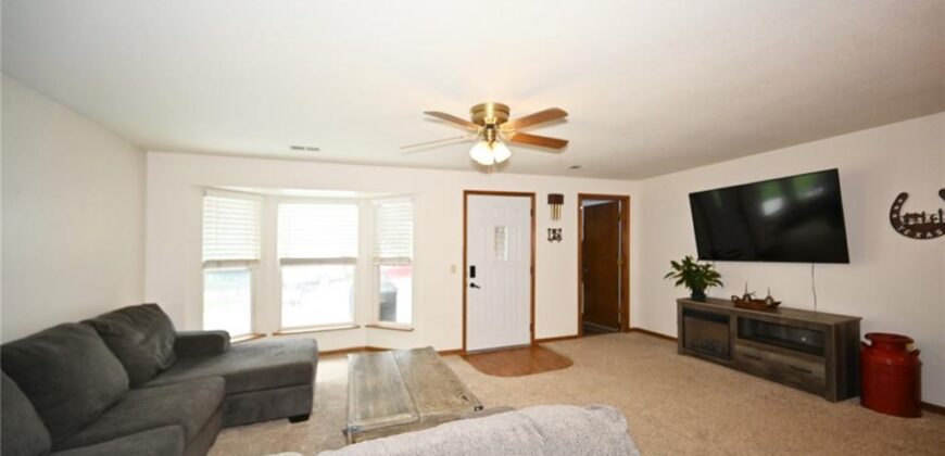 11 Sandy Circle, Dearborn, MO 64439