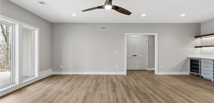 8841 N KENTUCKY Avenue, Kansas City, MO 64157