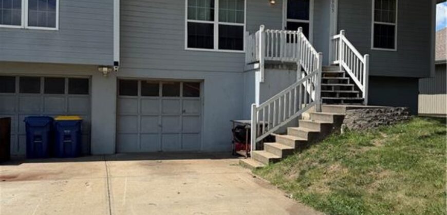 905 Paradise Lane, Smithville, MO 64089