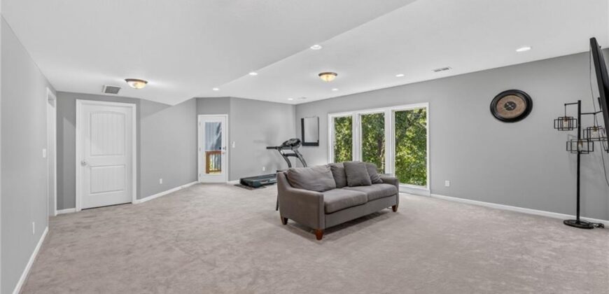 6229 N Green Hills Lane, Kansas City, MO 64151