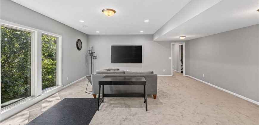 6229 N Green Hills Lane, Kansas City, MO 64151