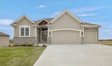 17507 Grey Hawke Ridge, Smithville, MO 64089