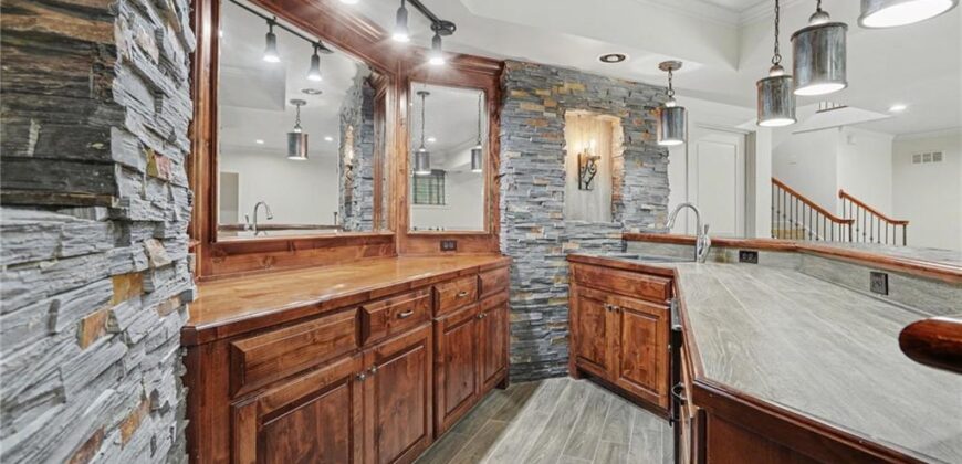 5950 N Saline Avenue, Kansas City, MO 64151