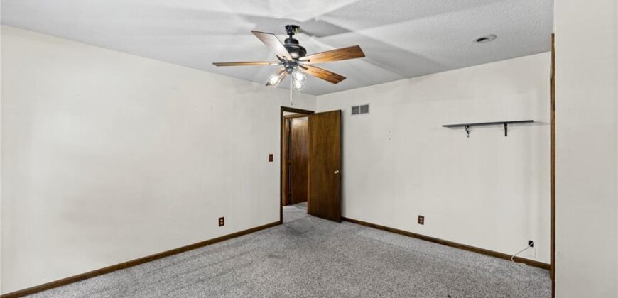 8210 N Virginia Avenue, Kansas City, MO 64118