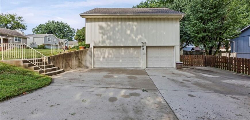 8210 N Virginia Avenue, Kansas City, MO 64118