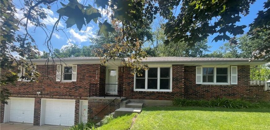 7724 NW Eastside Drive, Weatherby Lake, MO 64152