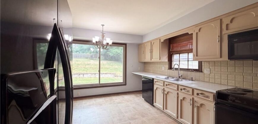 6916 N Overland Drive, Kansas City, MO 64151