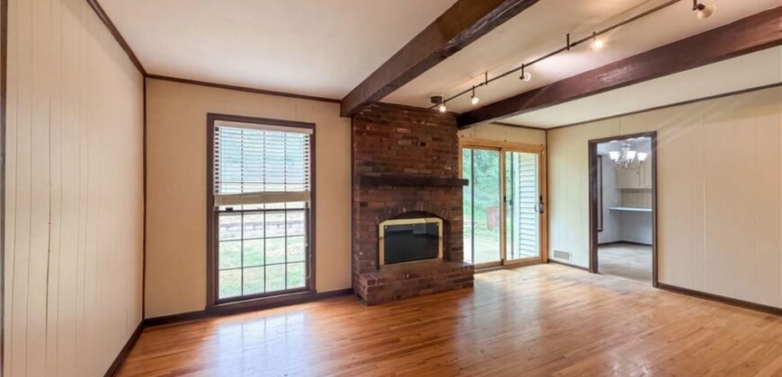 6916 N Overland Drive, Kansas City, MO 64151
