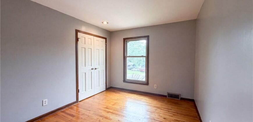6916 N Overland Drive, Kansas City, MO 64151