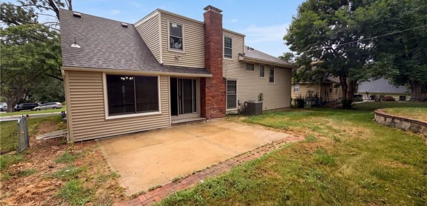 6916 N Overland Drive, Kansas City, MO 64151
