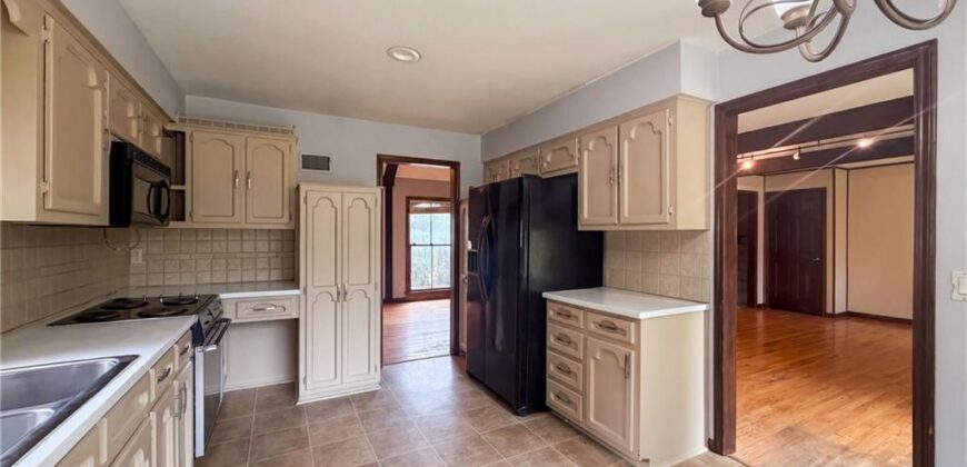 6916 N Overland Drive, Kansas City, MO 64151