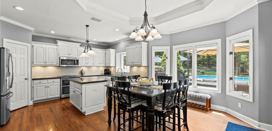 1567 Oakwood Lane, Liberty, MO 64068