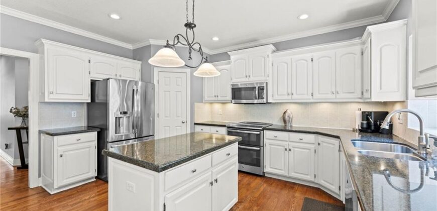 1567 Oakwood Lane, Liberty, MO 64068