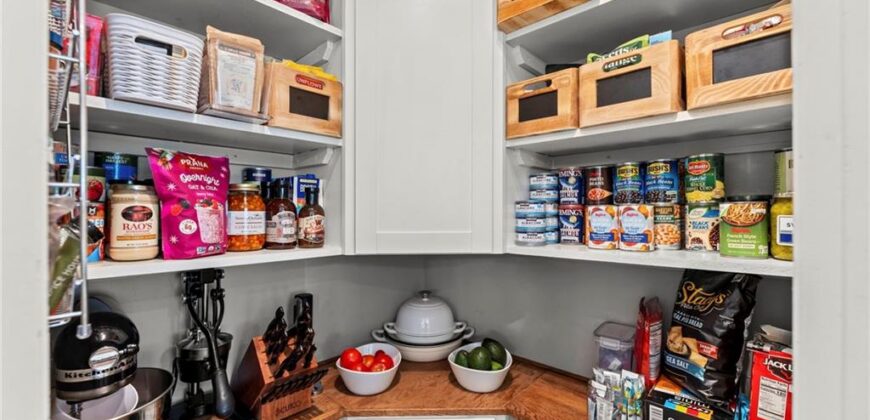 1567 Oakwood Lane, Liberty, MO 64068