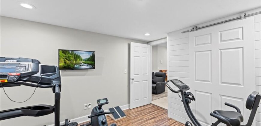 1567 Oakwood Lane, Liberty, MO 64068