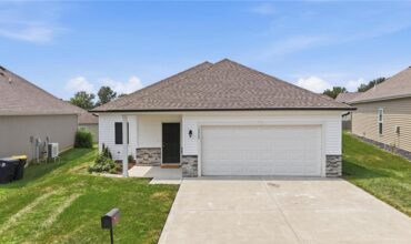 12322 N Pomona Avenue, Kansas City, MO 64163