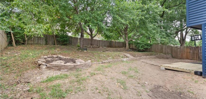 7232 N Monroe Avenue, Gladstone, MO 64119