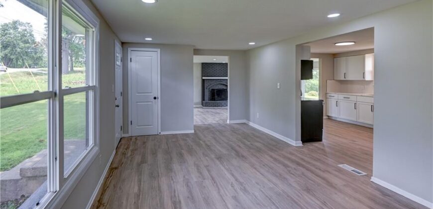 8717 Old Stagecoach Road, Kansas City, MO 64154