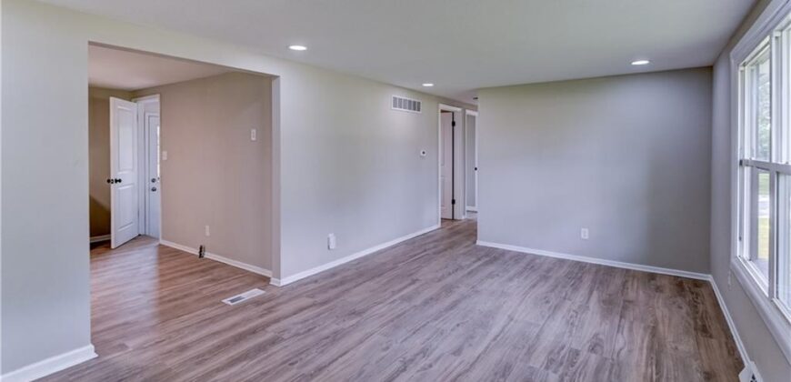 8717 Old Stagecoach Road, Kansas City, MO 64154