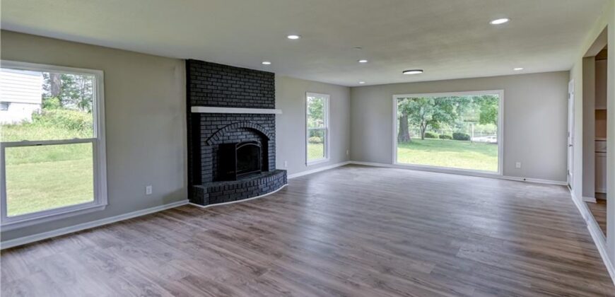 8717 Old Stagecoach Road, Kansas City, MO 64154