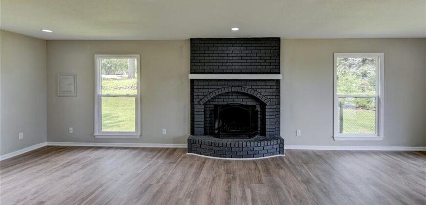 8717 Old Stagecoach Road, Kansas City, MO 64154