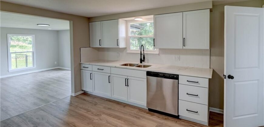 8717 Old Stagecoach Road, Kansas City, MO 64154