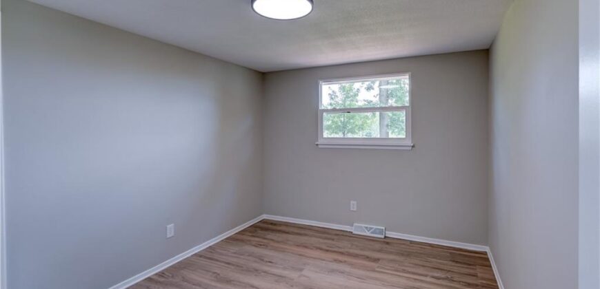 8717 Old Stagecoach Road, Kansas City, MO 64154