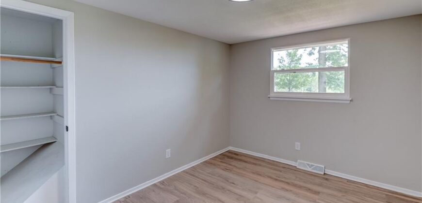 8717 Old Stagecoach Road, Kansas City, MO 64154
