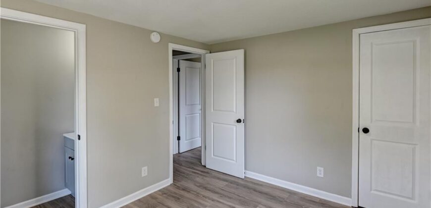 8717 Old Stagecoach Road, Kansas City, MO 64154