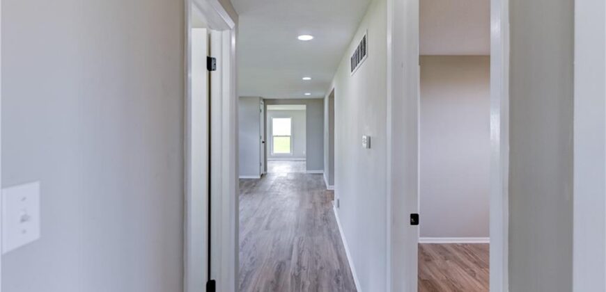 8717 Old Stagecoach Road, Kansas City, MO 64154