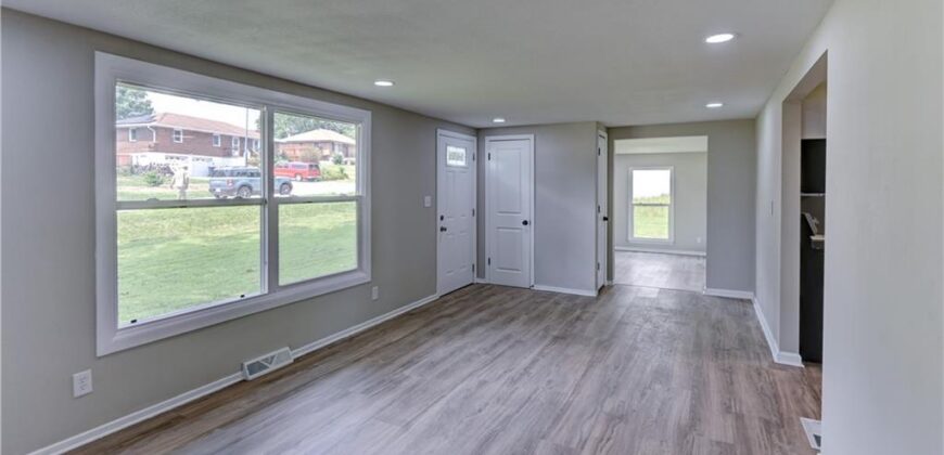 8717 Old Stagecoach Road, Kansas City, MO 64154