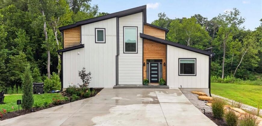 8395 NW Baker Circle, Kansas City, MO 64153