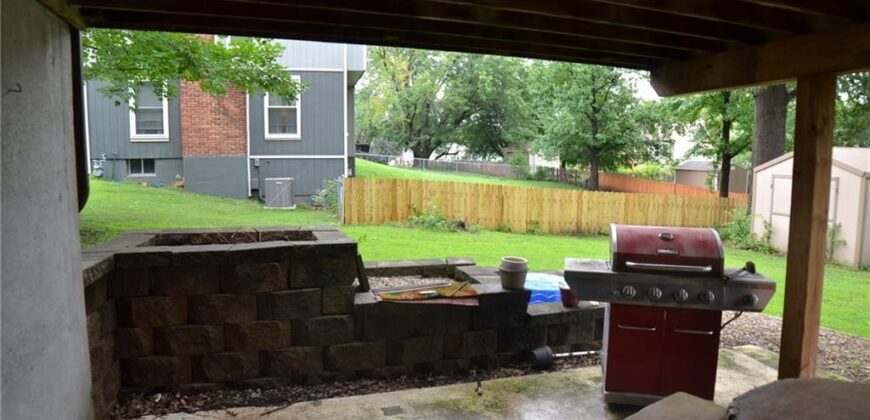 8001 N Lydia Avenue, Kansas City, MO 64118
