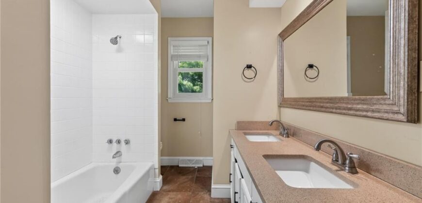 5524 NW Raintree Drive, Kansas City, MO 64152