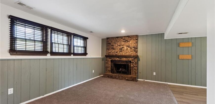 5524 NW Raintree Drive, Kansas City, MO 64152