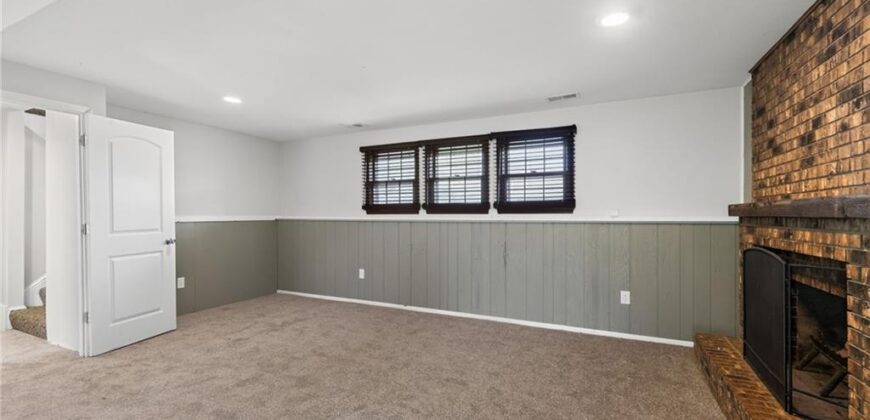 5524 NW Raintree Drive, Kansas City, MO 64152