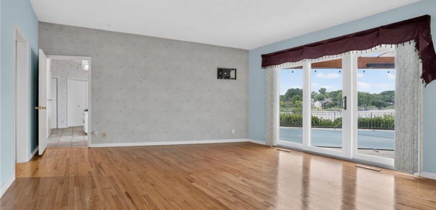 1109 NW South Shore Drive, Lake Waukomis, MO 64151
